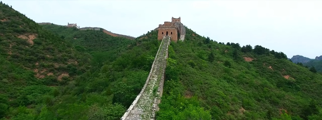 Kameni put Kineskog zida koji vodi do stražarske kule na bregu